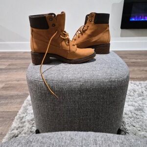 Timberland Women's Lace-Up Boots in Tan and Brown